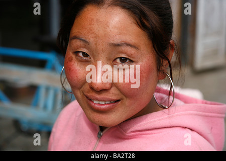 Il Nepal Muktinath 28 marzo 2008 Giovane donna nepalese avendo cura di escursionisti durante il loro trek Foto Stock