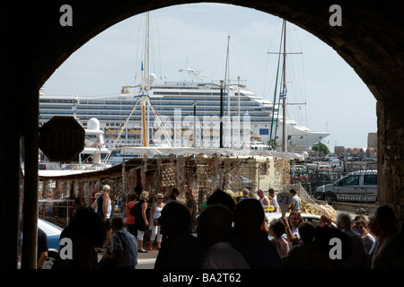 Il gigante nave da crociera Costa Fortuna ormeggiata nel porto di Rodi visto attraverso una porta medievale (c) Marc Jackson Fotografia Foto Stock