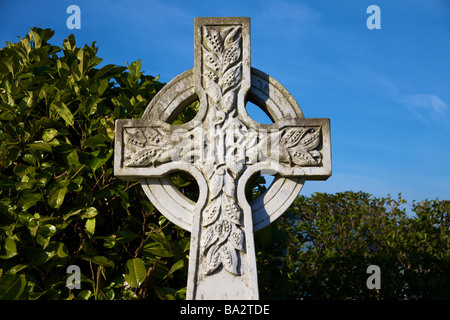 Testa in pietra sabbiosa cimitero comunale, Bedfordshire, Inghilterra Foto Stock