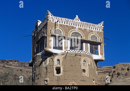 Stanza quadrata sulla parte superiore del Round Adobe Mattone di fango terra Tower House, Wadi Dhar o Dhahr, vicino a Sana'a o San'a, Yemen Foto Stock