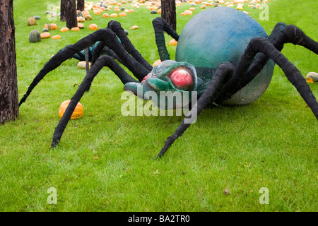 Un modello gigante di ragno sul prato verde. Foto Stock