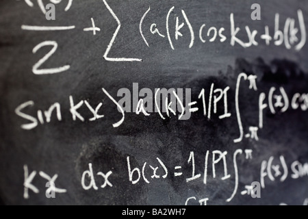 Primo piano delle equazioni matematiche somma della formula scritta su una lavagna in una classe da vicino Foto Stock