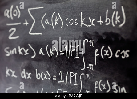 Formula delle equazioni matematiche somma scritta su una lavagna in una classe da vicino Foto Stock