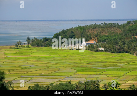 Chiesa cattolica e risaie a sud di Hue Vietnam Foto Stock