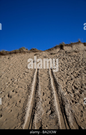 Le tracce del veicolo nelle dune di sabbia a Lagg su cinque dita strand sulla Penisola di Inishowen County Donegal Repubblica di Irlanda Foto Stock