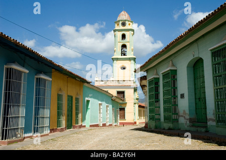 CUBA Trindad Scena di Calle Echerri Hernandez che conduce alla chiesa di San Francesco a marzo 2009 Foto Stock