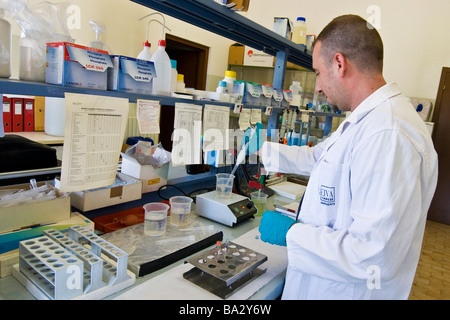 Analisi di laboratorio di acqua acqua impianto di depurazione azionati da Olgiate Olona Varese Sogiva ambiente spa Foto Stock