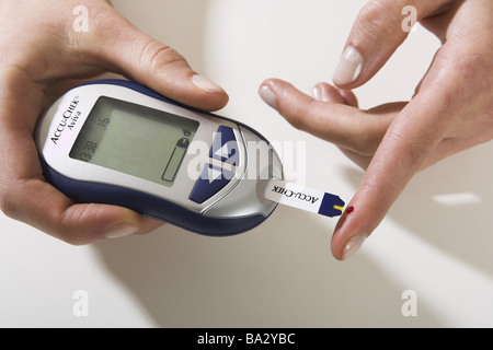 Dettaglio diabetico dita di mani di sangue-gocce di sangue-zucchero-strumento di misurazione della glicemia misurazione di alcuna proprietà di serie di rilascio Foto Stock