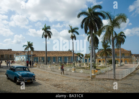 CUBA Trindad Plaza Mayor piazza principale con un americano 1950 s auto Marzo 2009 Foto Stock