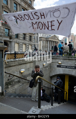 Un segno a leggere 'abolire i soldi' appeso di fronte all'ingresso alla stazione della metropolitana di Bank durante la G20 proteste a Bank of England, Lon Foto Stock