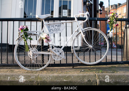 Hackney, Londra. Memorial ghost bicicletta ad imbrattare , ciclista ucciso da un carrello in 2008. Foto Stock