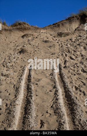 Le tracce del veicolo nelle dune di sabbia a Lagg su cinque dita strand sulla Penisola di Inishowen County Donegal Repubblica di Irlanda Foto Stock