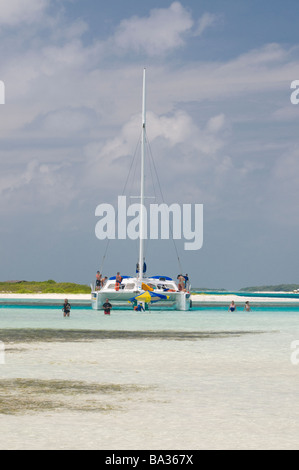 Trippers giorno arrivano sul catamarano alle isole Francisqui Los Roques Venezuela Sud America Foto Stock