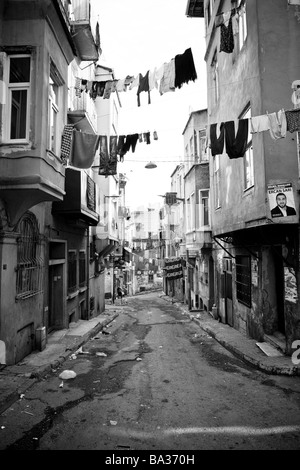 Street con clotheslines appesi da tetti baraccopoli Istanbul Turchia Foto Stock