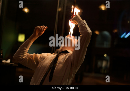 Maschio mangiatore di fuoco prestazioni in Coney Island, New York (per solo uso editoriale) Foto Stock