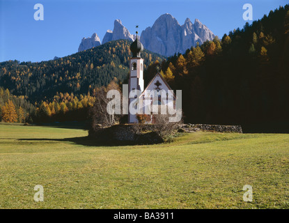 Italia Alto Adige Dolomiti Villnößtal Ranui chiesa poco Johann montagne Geislerspitzen Fermedatürme autunno Europa Alpi Foto Stock