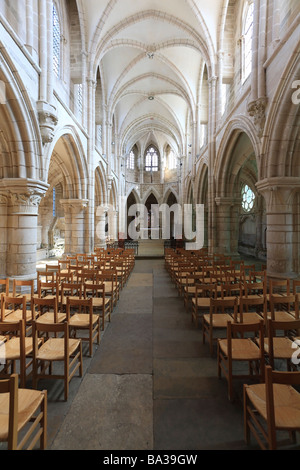 Interno della chiesa di Notre Dame a St Pere Sous Vezelay, Borgogna, Francia. Foto Stock