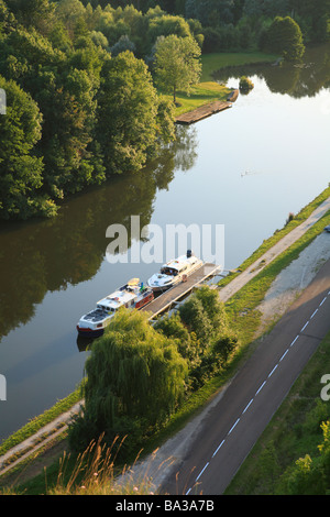 Battelli a Rochers du Saussois sul Canal du Nivernais, fiume Yonne in Borgogna, Francia. Foto Stock