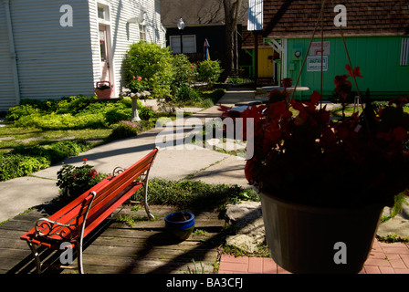 La passerella e panca per appoggio in città vecchia molla Foto Stock