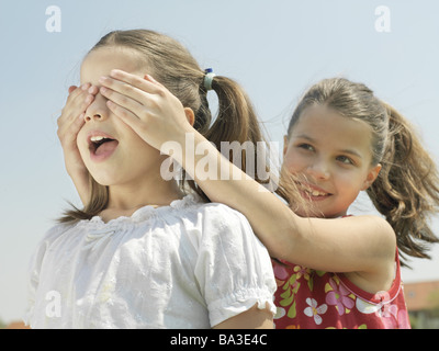 Ragazze sorella occhi ritratto mantenere chiusa la gente bambino-ritratto bambini 9 anni due fratelli gemelli amici di infanzia divertente gioco di gioia Foto Stock