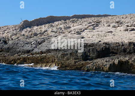 Costa rocciosa, secco muro di pietra, isola di Cres, Croazia Foto Stock