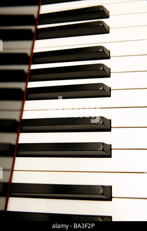 Dettaglio dei tasti di un pianoforte pronto per il concerto di musica Foto Stock