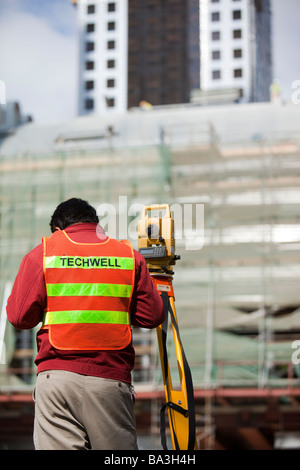 Un geometra lavorando su un progetto di costruzione a Dubai Foto Stock