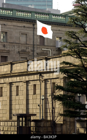 Una bandiera giapponese la Hinomaru vola al di fuori della Banca del Giappone a Tokyo Foto Stock