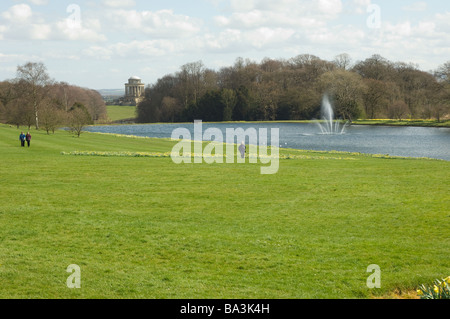 A sud del lago e il Principe di Galles Fontana al Castle Howard, North Yorkshire, Regno Unito Foto Stock