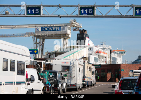 Auto in coda per il traghetto al Porto di Dover Foto Stock