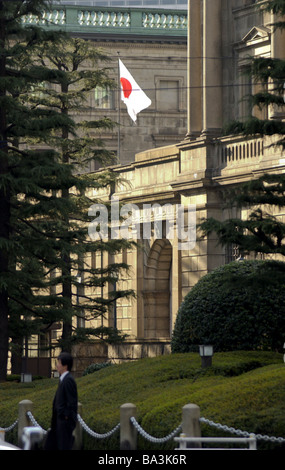 Una bandiera giapponese la Hinomaru vola al di fuori della Banca del Giappone a Tokyo Foto Stock