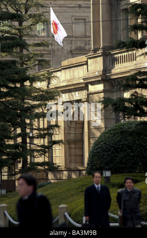 Una bandiera giapponese la Hinomaru vola al di fuori della Banca del Giappone a Tokyo Foto Stock