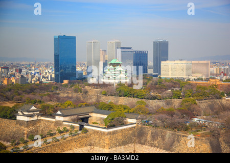 I grattacieli e il Castello di Osaka a Osaka, Giappone Foto Stock