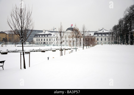 Vista invernale di Grassalkovich palazzo nel centro di Bratislava. Foto Stock