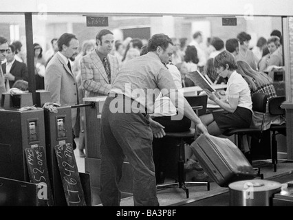 Negli anni settanta, foto in bianco e nero, turismo, vacanze, l'aeroporto di Duesseldorf, Terminale Check-in, le persone con bagagli, D-Duesseldorf, Reno, Renania settentrionale-Vestfalia Foto Stock