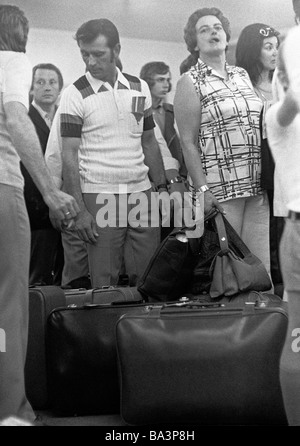 Negli anni settanta, foto in bianco e nero, turismo, vacanze, l'aeroporto di Duesseldorf, Terminale Check-in, le persone con bagagli, D-Duesseldorf, Reno, Renania settentrionale-Vestfalia Foto Stock