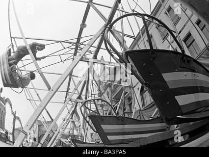 Negli anni settanta, foto in bianco e nero, kermesse, persone adolescenti in un swingboat, Corpus Christi kermesse 1973, D-Oberhausen, D-Oberhausen-Sterkrade, la zona della Ruhr, Renania settentrionale-Vestfalia Foto Stock