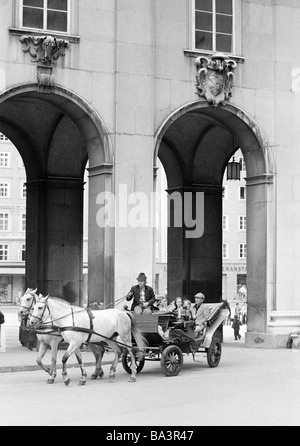 Negli anni settanta, foto in bianco e nero, turismo, vacanze, hackney carrello, carrozza trainata da cavalli con i turisti, Salisburgo, Austria Foto Stock