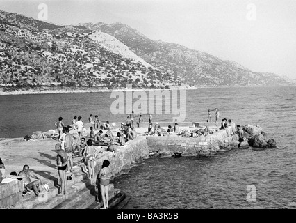 Negli anni settanta, foto in bianco e nero, turismo, vacanze, balneazione turisti, persone prendere il sole, Croazia, in quel momento in Jugoslavia, Jugoslavia, Mediterranea, Mare Adriatico Foto Stock