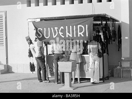 Negli anni settanta, foto in bianco e nero, turismo, vacanze, turisti stand presso un negozio di souvenir, Suveniri, Monika, Croazia, in quel momento in Jugoslavia, la Iugoslavia Foto Stock