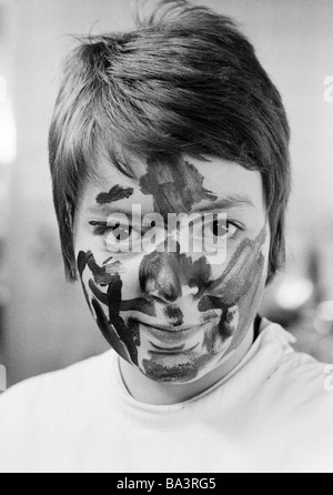 Negli anni settanta, foto in bianco e nero, umorismo, giovani girl, protrait, volto dipinto con colori, di età compresa tra i 20 e i 25 anni, Monika Foto Stock