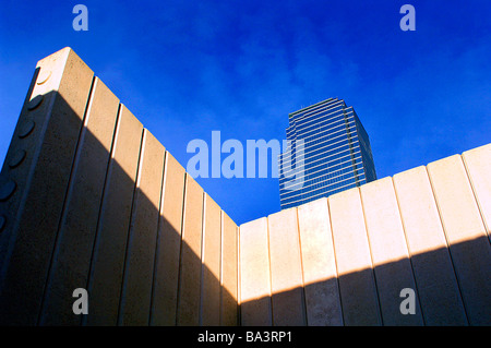 Immagine grafica di JFK Memorial con un corporate tower overhead che si profila nel centro di Dallas Foto Stock