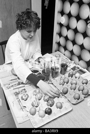 Negli anni settanta, foto in bianco e nero, Pasqua, simbolico, giovane donna colorare le uova di Pasqua, di età compresa tra i 20 e i 25 anni, Monika Foto Stock