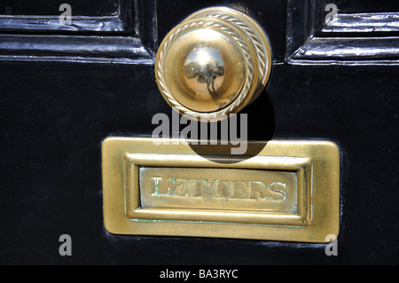 Ottone manopola dello sportello e letter box, Park Street, Windsor, Berkshire, Inghilterra, Regno Unito Foto Stock