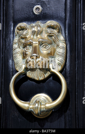 Ottone porta lion respingente, Park Street, Windsor, Berkshire, Inghilterra, Regno Unito Foto Stock
