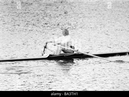 Anni sessanta, foto in bianco e nero, sport, canottaggio internazionale Regata di Canottaggio 1966 a Duisburg, canotto, single scull, donna, D-Duisburg, D-Duisburg-Wedau, Reno, la zona della Ruhr, Renania settentrionale-Vestfalia Foto Stock