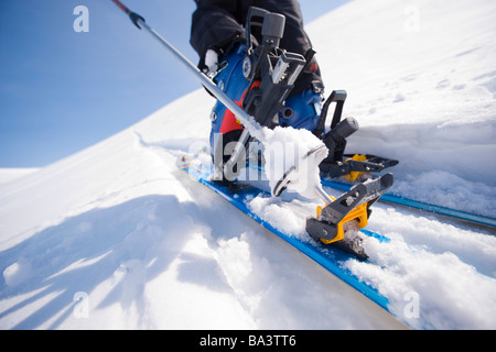 Close up di un backcountry sci e scarpone in movimento su un trekking in Alaska durante il periodo invernale Foto Stock