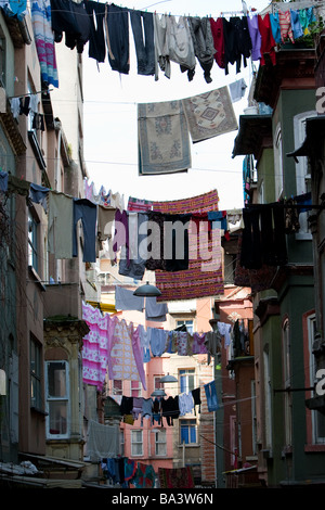 Clotheslines appesi da tetti baraccopoli Istanbul Turchia Foto Stock