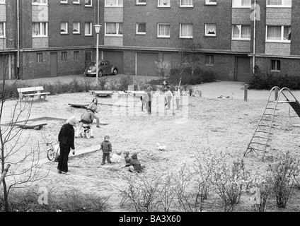 Negli anni settanta, foto in bianco e nero, alloggiamento station wagon, case a schiera, parco giochi per bambini, bambini, ragazzi e ragazze di età compresa tra 3 e 6 anni, la zona della Ruhr, Renania settentrionale-Vestfalia Foto Stock