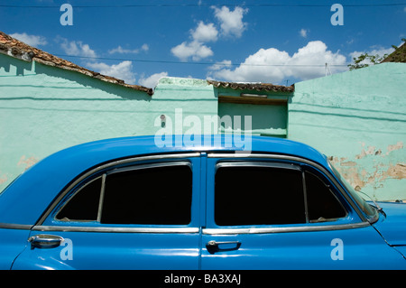 CUBA Trindad un americano 1950 s auto di fronte di una casa dipinta di marzo 2009 Foto Stock